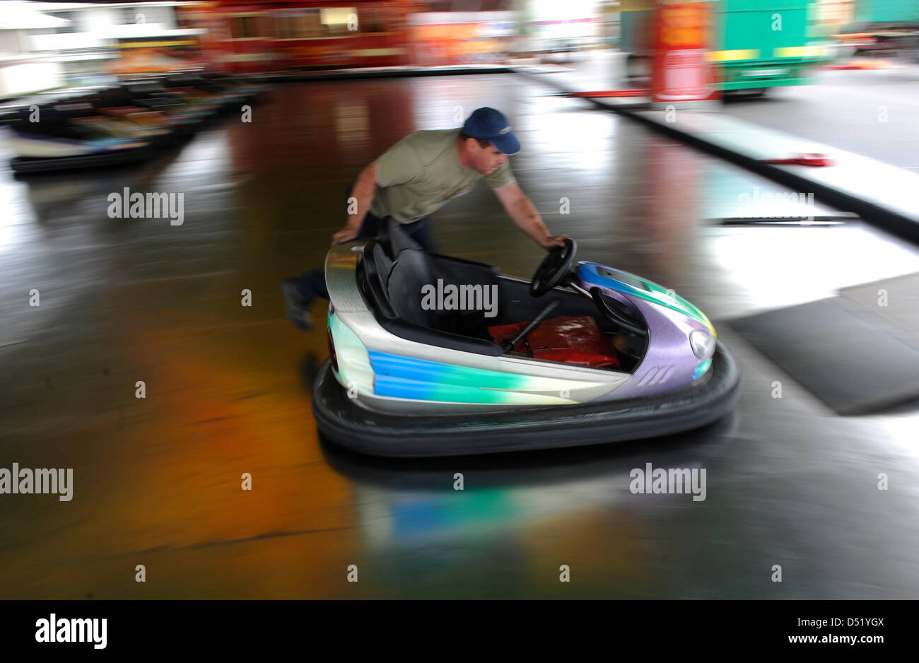 Ein Autoscooter ist nach der Wiesn 2010 in München, Deutschland, 5. Oktober 2010 demontiert. Rund 6,4 Millionen Besucher besuchte größte Volksfest der Welt vom 18. September bis zum 3. Oktober 2010 zum 177. Mal. Es feierte man das erste Mal 200 Jahren anlässlich der Hochzeit von König Ludwig i. von Bayern und Therese von Sachsen-Hildburghausen. Foto: ANDREAS GEB Stockfoto