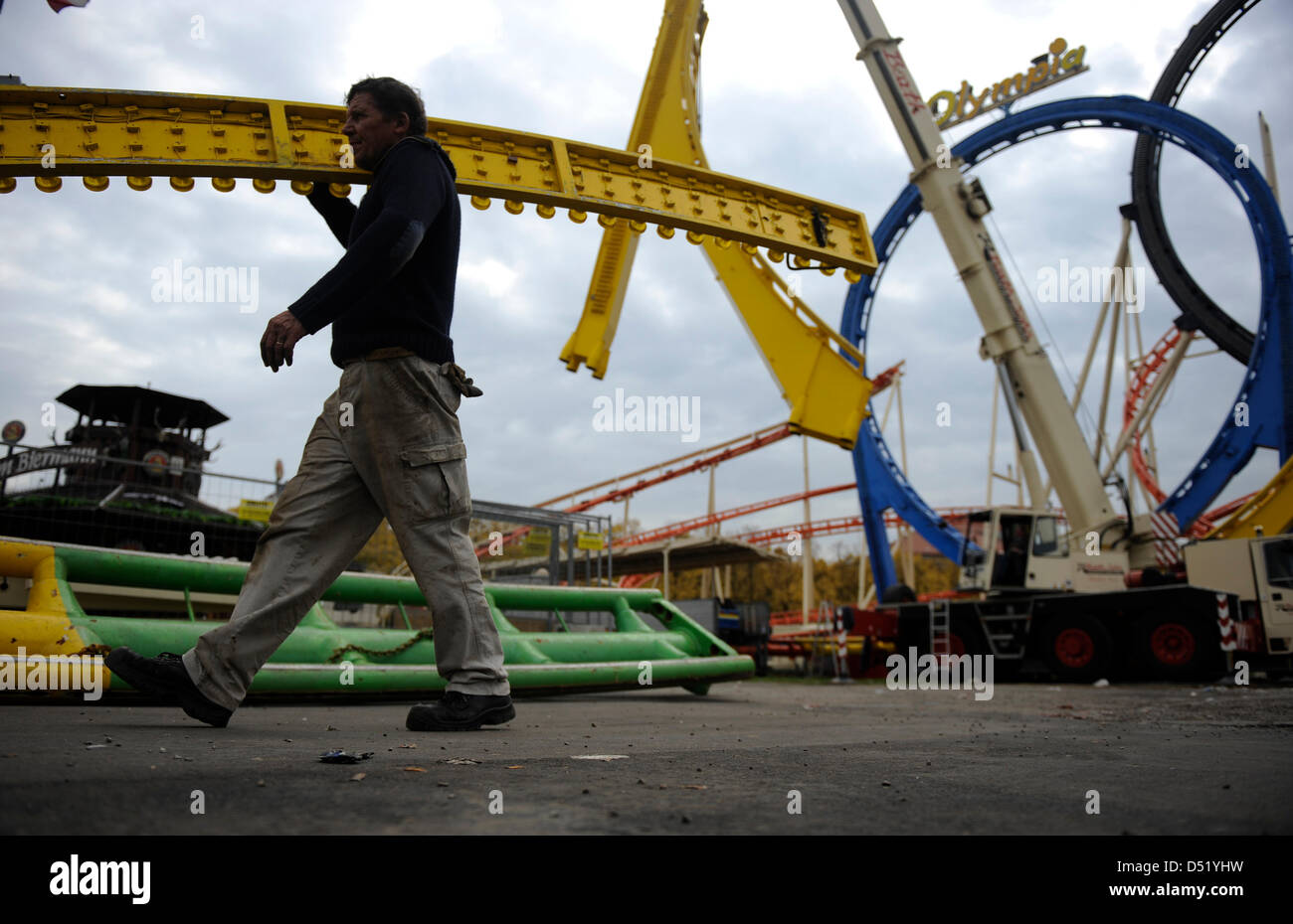 Eine Achterbahn ist nach der Wiesn 2010 in München, Deutschland, 5. Oktober 2010 demontiert. Rund 6,4 Millionen Besucher besuchte größte Volksfest der Welt vom 18. September bis zum 3. Oktober 2010 zum 177. Mal. Es feierte man das erste Mal 200 Jahren anlässlich der Hochzeit von König Ludwig i. von Bayern und Therese von Sachsen-Hildburghausen. Foto: ANDREAS Stockfoto