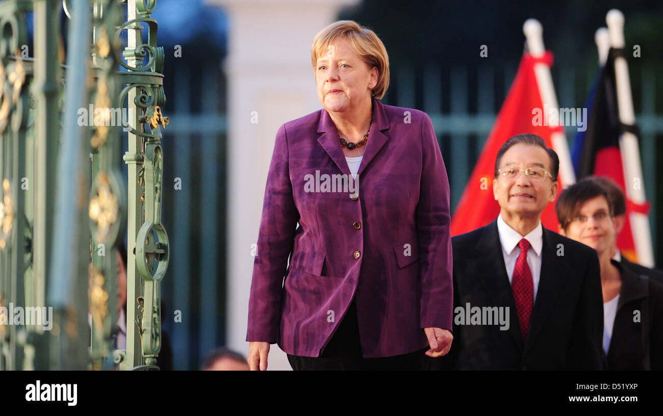 Deutsche Bundeskanzlerin Angela Merkel (L) begrüßt Chinese Prime Minister Wen Jiabao (C) auf Schloss Meseberg, Deutschland, 5. Oktober 2010. Wen kümmert sich der ASEM-Gipfel in Brusels, Belgien und nutzten die Gelegenheit für einen Besuch in Deutschland, über bilaterale Themen und die Beziehungen der EU und China zu diskutieren. Foto: HANNIBAL Stockfoto