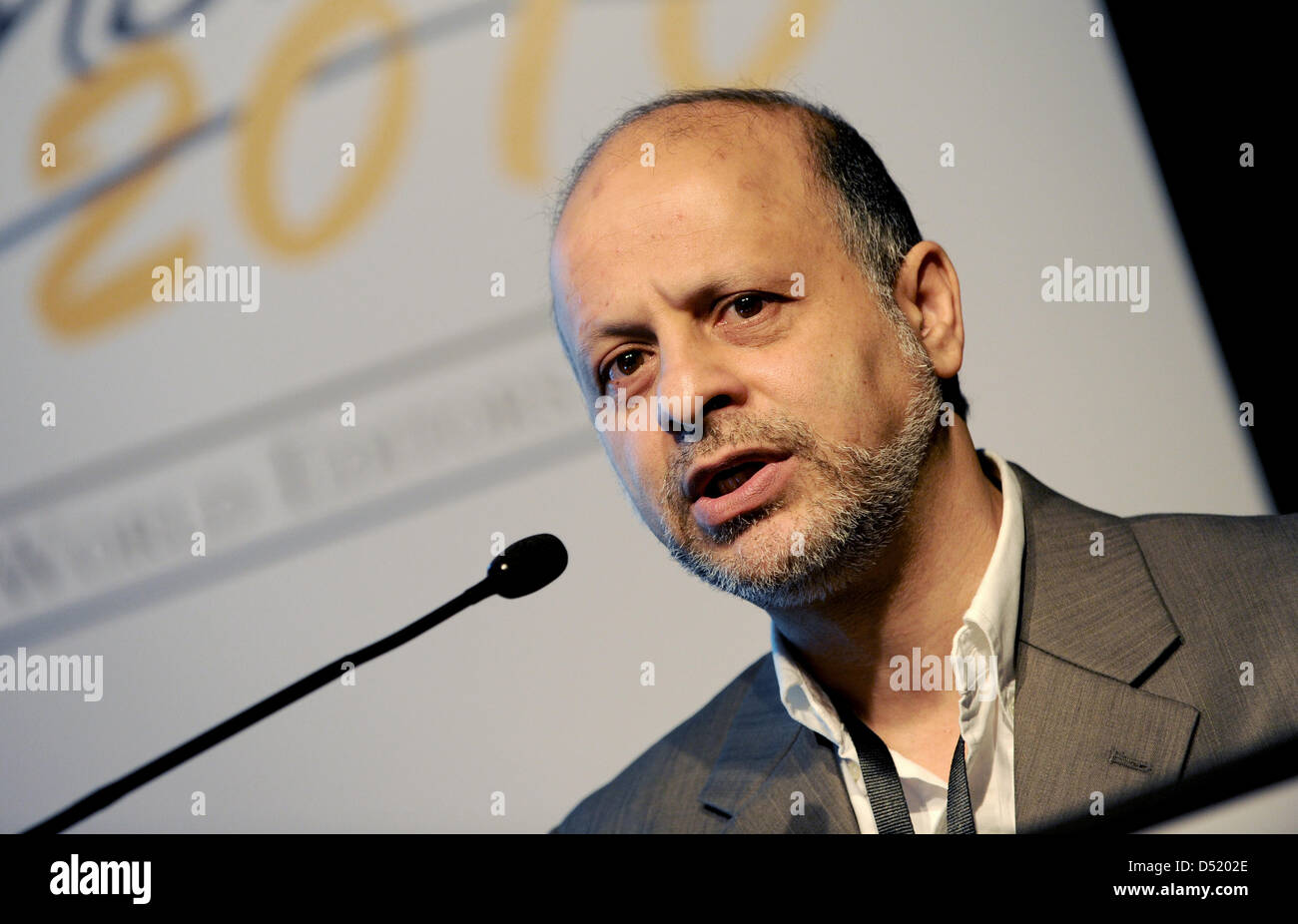 Iranischer Journalist Akbar Ganji spricht das World Editors Forum (WEF) in Hamburg, Deutschland, 6. Oktober 2010. Dissident Ganji, der seit sechs Jahren in Teheran verhaftet worden war, eröffnete die Konferenz. Ganji akzeptiert die "Goldene Feder der Freiheit" im Namen der iranische Journalist Ahmad Zeid-Abadi, die im Iran inhaftiert ist. Foto: Angelika Warmuth Stockfoto