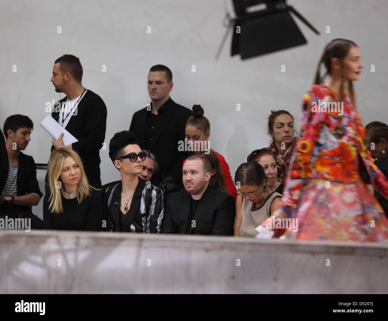 Bill Kaulitz (3-L), Sänger der Pop-Band Tokio Hotel, besucht die  Präsentation der Frühjahr/Sommer 2011 Kollektion von Wunderkind by Wolfgang  Joop in Paris Pret A Porter in Paris, Frankreich, 6. Oktober 2010. Die