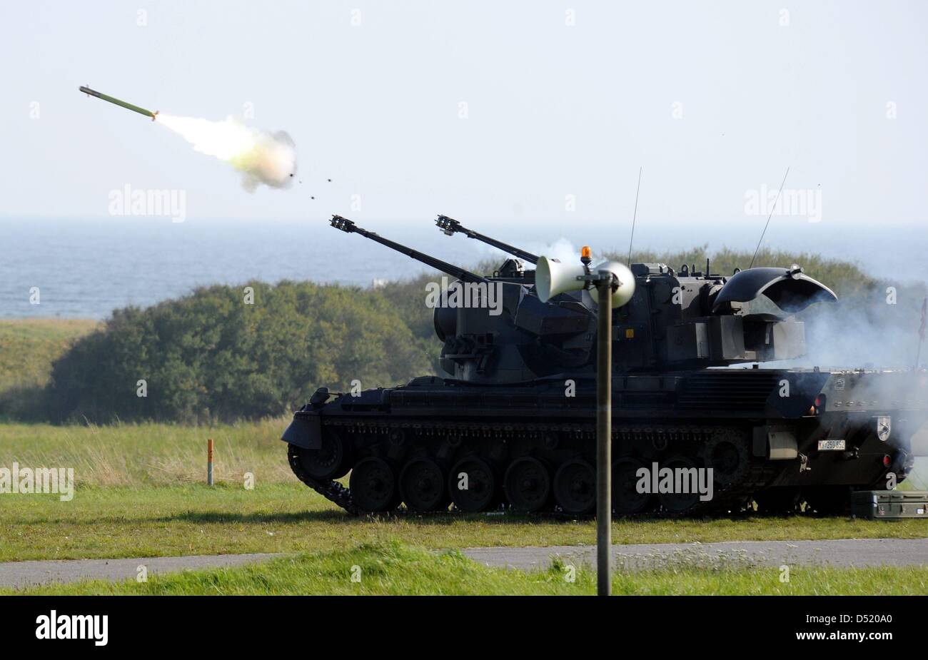 Ein Flakpanzer des Modells Gepart feuert eine Stinger-Boden-Luft-Rakete auf einem Schießstand in Todendorf, Deutschland, 6. Oktober 2010. Der Tank wurde im Rahmen eines Symposiums mit Teilnehmern aus mehr als 60 Ländern vorgestellt. Foto: Carsten Rehder Stockfoto