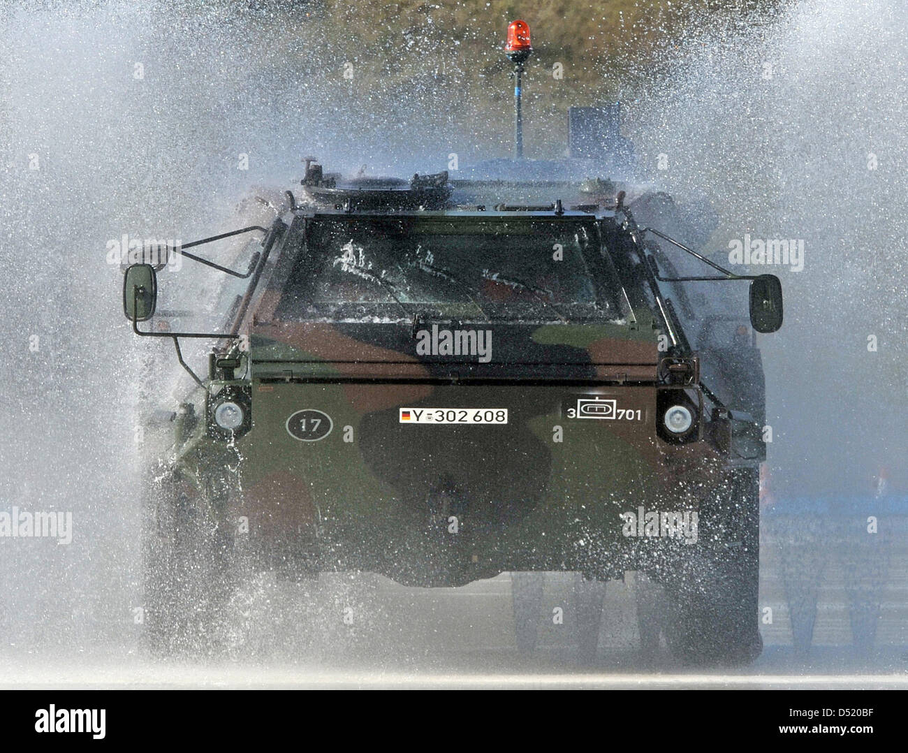 Soldaten Des Ingenieur Bataillon Der Bundeswehr In Gera Praxis Fahren Auf Nassen Oberflachen Mit Ein Gepanzerte Mannschaftswagen Des Modells Fuchs In Nohra Deutschland 6 September 10 Das Training Wurde Von Der Technischen Inspektion