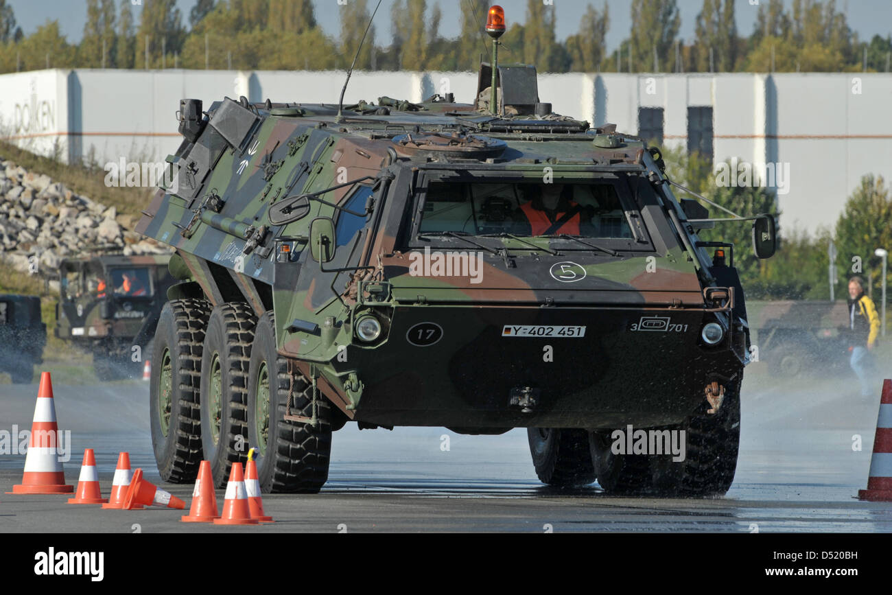 Soldaten Des Ingenieur Bataillon Der Bundeswehr In Gera Praxis Fahren Auf Nassen Oberflachen Mit Ein Gepanzerte Mannschaftswagen Des Modells Fuchs In Nohra Deutschland 6 September 10 Das Training Wurde Von Der Technischen Inspektion