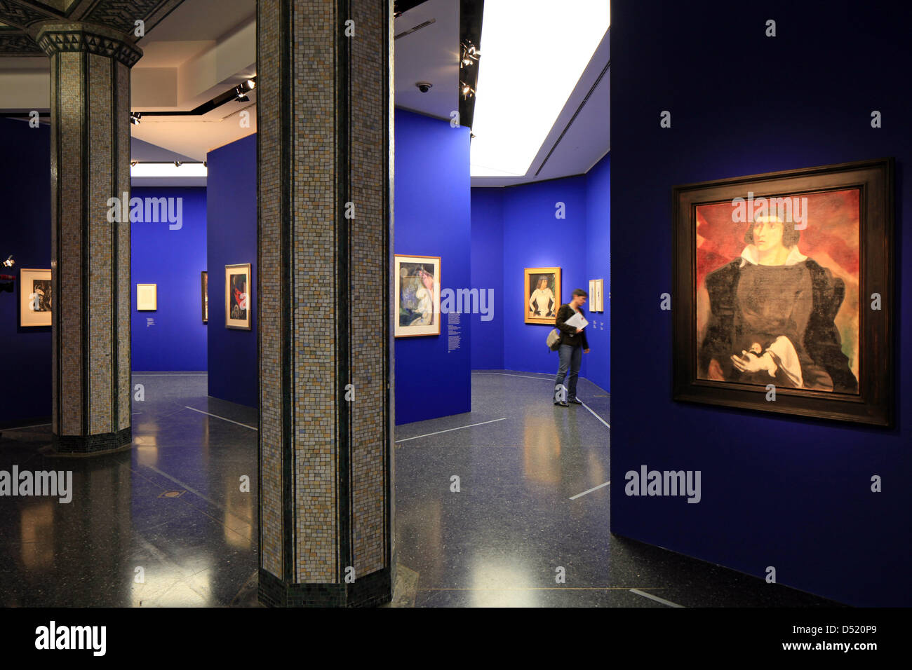 Die Augen einer Frau ein Werk von Marc Chagall im Bucerius Kunstforum in Hamburg, Deutschland, 7. Oktober 2010. Einige 150 Gemälden, Zeichnungen und Drucke von Chagall sind in der Ausstellung "Marc Chagall. Lebenslinien, die die besondere Beziehung zwischen dem Maler und seiner Frau Bella vor dem Hintergrund seiner künstlerischen Arbeiten von 08 Oktober bis 16. Januar 2011 untersucht. Foto: ULRICH PERREY Stockfoto