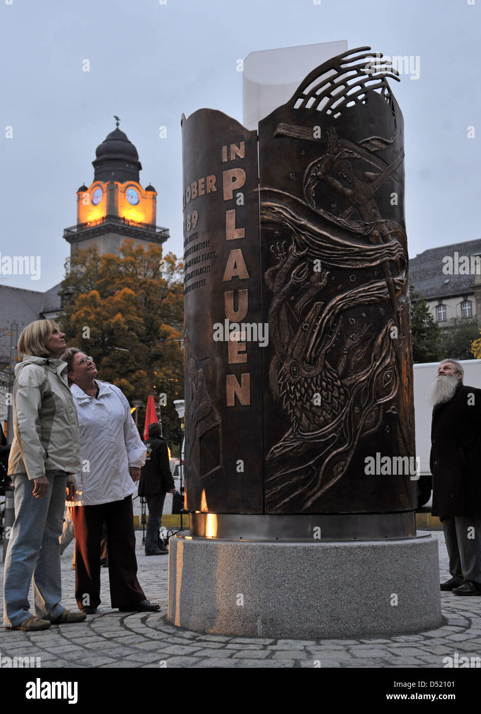 Bürger von Plauen beobachten das kürzlich eröffnete Memorial "Friedliche Revolution 1989" in Plauen, Deutschland, 7. Oktober 2010. Das Denkmal soll der Demonstration am 7. Oktober 1989, erinnern in dem 20 000 Menschen vor 21 Jahren versammelt. Die Demonstration in Plauen ist bekannt als eines der ersten in der DDR. Foto: HENDRIK SCHMIDT Stockfoto