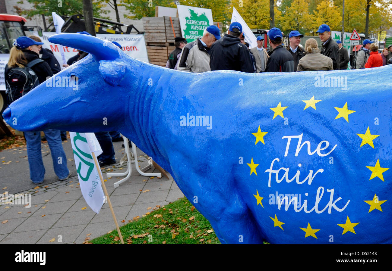 Milchbauern protestieren für einen fairen Milchpreis bei einem Treffen der Landwirtschaftsminister der deutschen Bundesländer mit EU-Agrarkommissar Ciolos in Lübeck, 8. Oktober 2010. Foto: FABIAN BIMMER Stockfoto