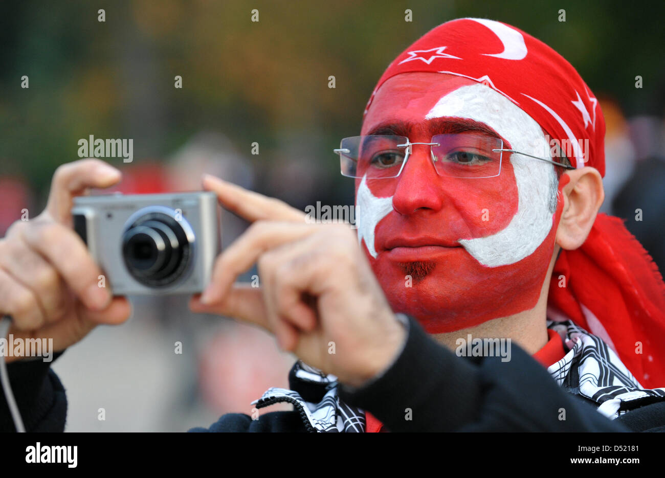 Ein türkischer Fußball-Fan macht Fotos von seinen Freunden im Olympiastadion in Berlin, Deutschland, 8. Oktober 2010. Trotz einem hochmotivierten türkischen Team will Deutschland die UEFA Euro 2012-Qualifikationsspiel zu gewinnen. Mehr als 30 000 Gästefans schaffen eine spannende Atmosphäre im Stadion mit 74 244 Zuschauern ausgebucht. Foto: Rainer Jensen Stockfoto