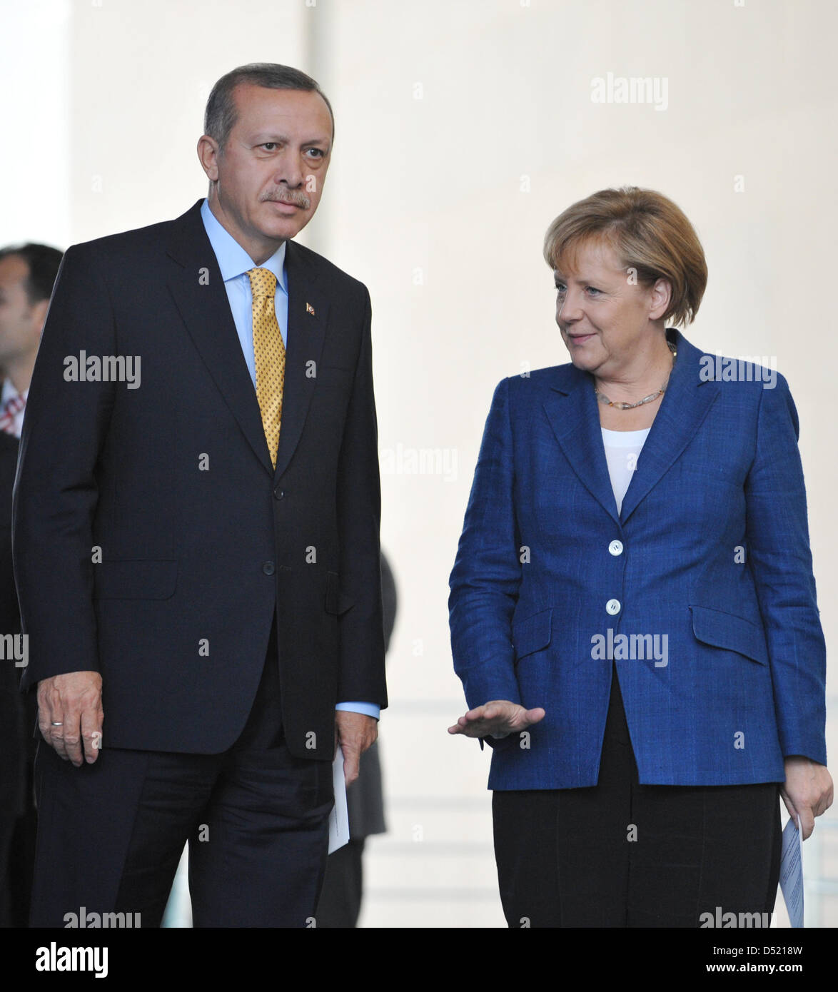Bundeskanzlerin Angela Merkel bremst der türkische Ministerpräsident Recep Tayyip Erdogan auf dem Weg zu einer gemeinsamen Pressekonferenz nach einem Treffen im Kanzleramt in Berlin, Deutschland, 9. Oktober 2010. Merkel wollte mit dieser Geste Übersetzer geben Zeit, ihren Messestand zu betreten. Merkel will den 50. Jahrestag des Abkommens zwischen Deutschland und der Türkei Konze Rekrutierung Stockfoto