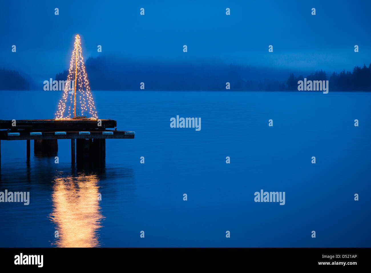 Lichterkette in Baumform auf hölzerne pier Stockfoto
