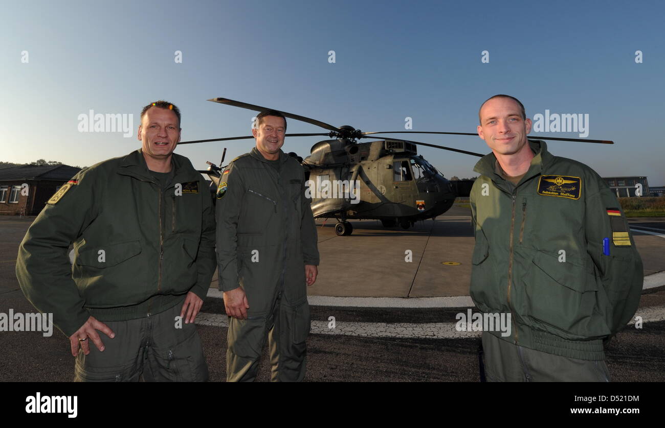 Die Crew der Rettung Hubschrauber "Sea King", Sebastian Steffens (L-R),  Michael Griese und Kay Thiele steht vor ihrem Helikopter in Kiel,  Deutschland, 9. Oktober 2010. Der Hubschrauber wurde verwendet, um die  Menschen