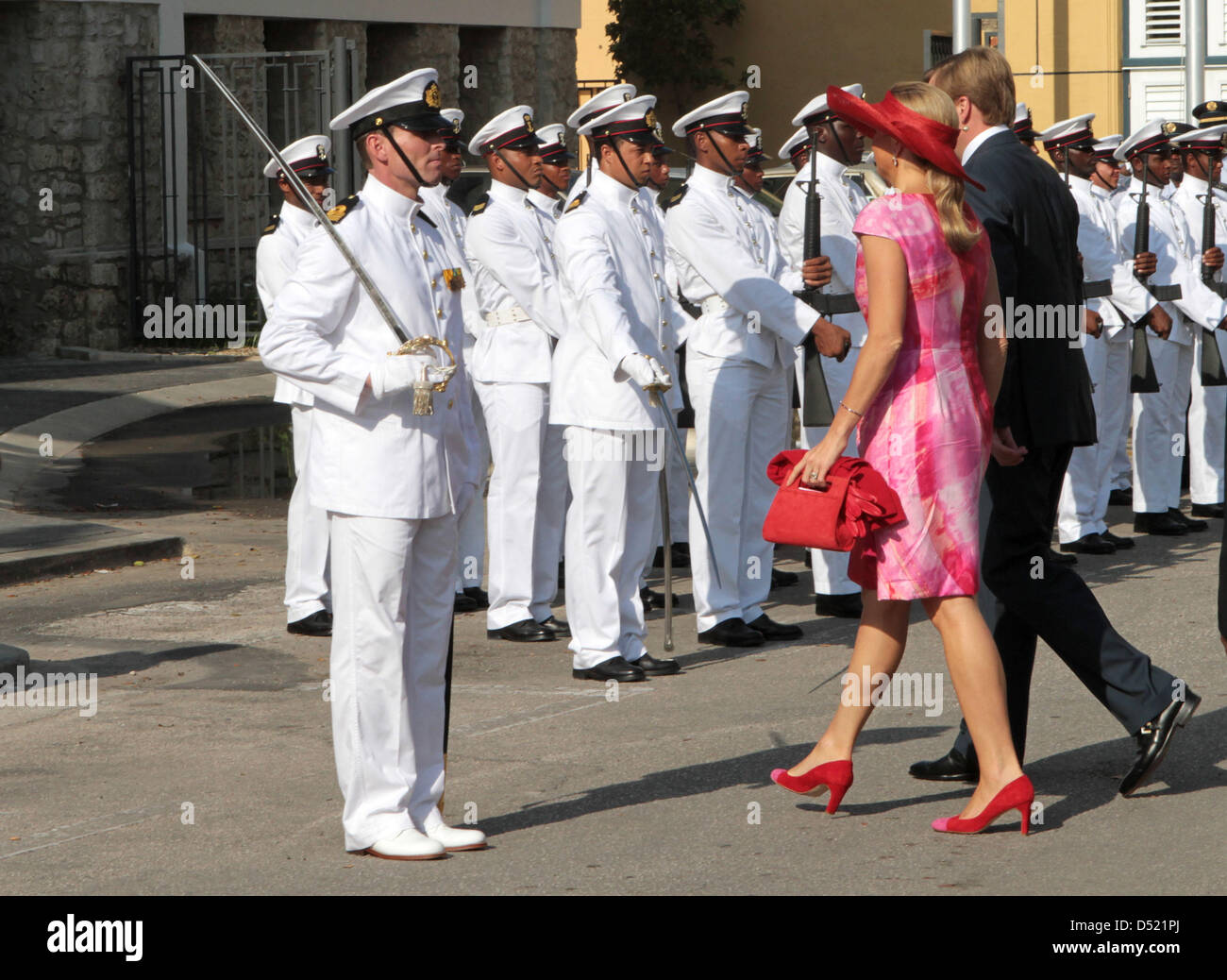 Niederländischen Prinzen Willem-Alexander und Prinzessin Maxima kommen an die Regierung in Willemstad, Curacao, 9. Oktober 2010. Das königliche Paar ist aufgrund der Änderung des rechtlichen Status von den fünf Karibikinseln, die ab dem 10. Oktober auf den niederländischen Antillen bilden in Willemstad. Foto: Albert Nieboer / Niederlande, Stockfoto