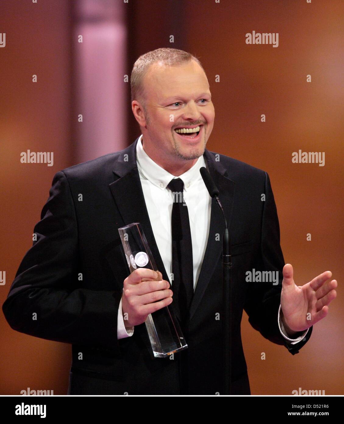 Deutsche Entertainer Stefan Raab gewinnt die Kategorie "besondere Leistung Unterhaltung" bei der Preisverleihung für den deutschen Fernsehpreis in Köln, Deutschland, 9. Oktober 2010. Der Preis wird in seinem 12. Jahr verliehen werden. Foto: Rolf Vennenbernd / Achtung: EMBARGO Bedingungen. DIE NAMEN DER PREISTRÄGER SIND NICHT BIS ZUM ENDE DER SENDUNG DER ARD-SHOW RUND UM Stockfoto