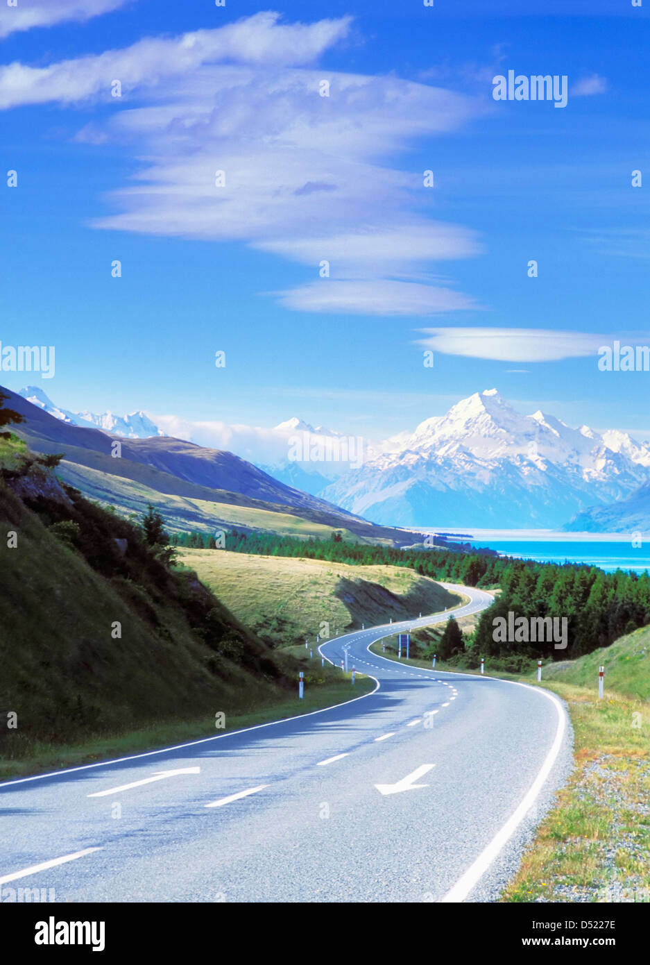 Gewundene Straße zum Mount Cook neben dem Lake Pukaki Mount Cook National Park South Island Neuseeland Stockfoto