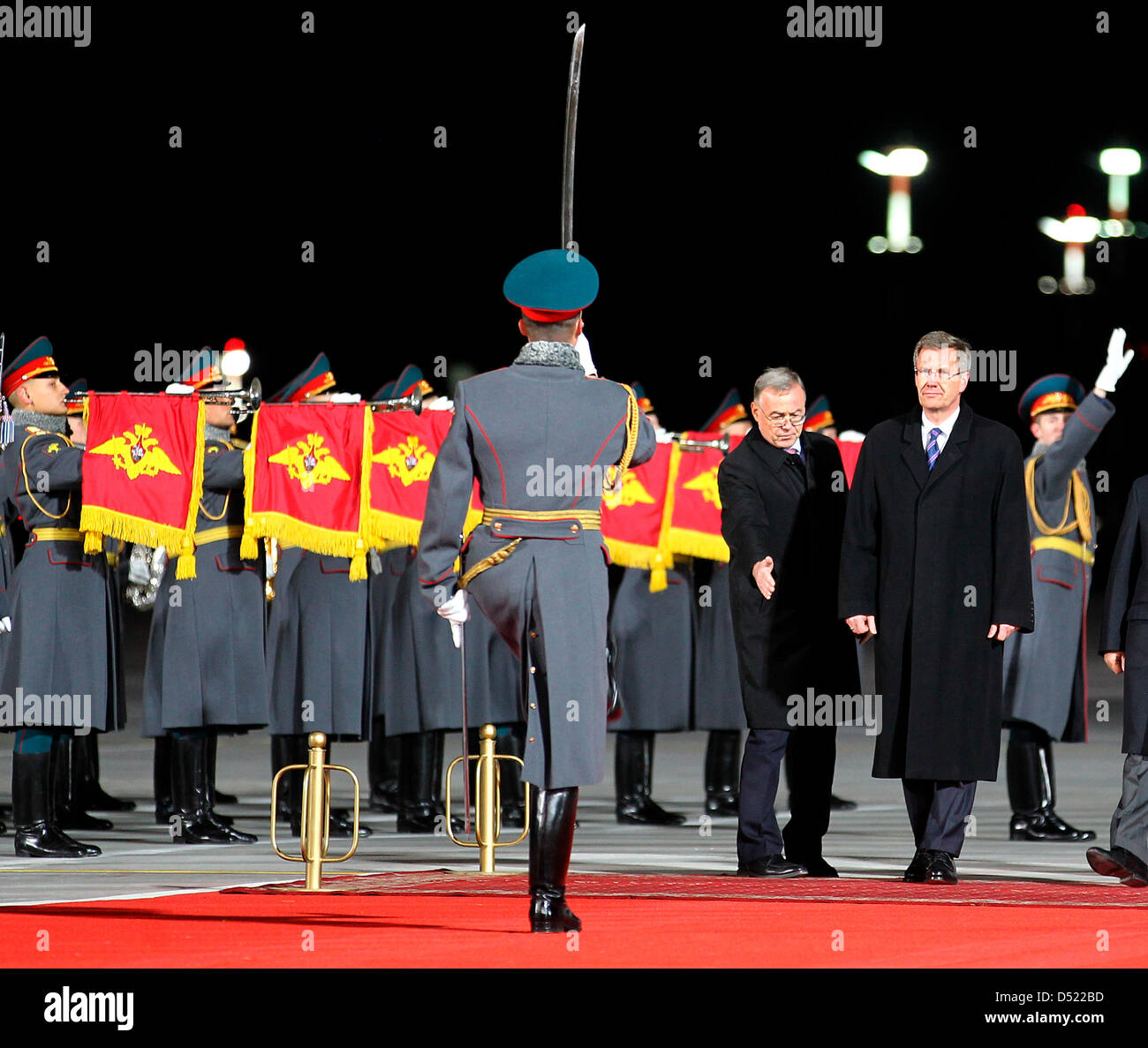 Mit Militärischen Ehren Wird Bundespräsident Christian Wulff bin Montag (11.010.2010) Auf Dem Flughafen von Moskau Empfangen. Das Deutsche Staatsoberhaupt Hält Sich Zu Einem Fünftägigen Besuch in Russland Auf. Wolfgang Kumm dpa Stockfoto