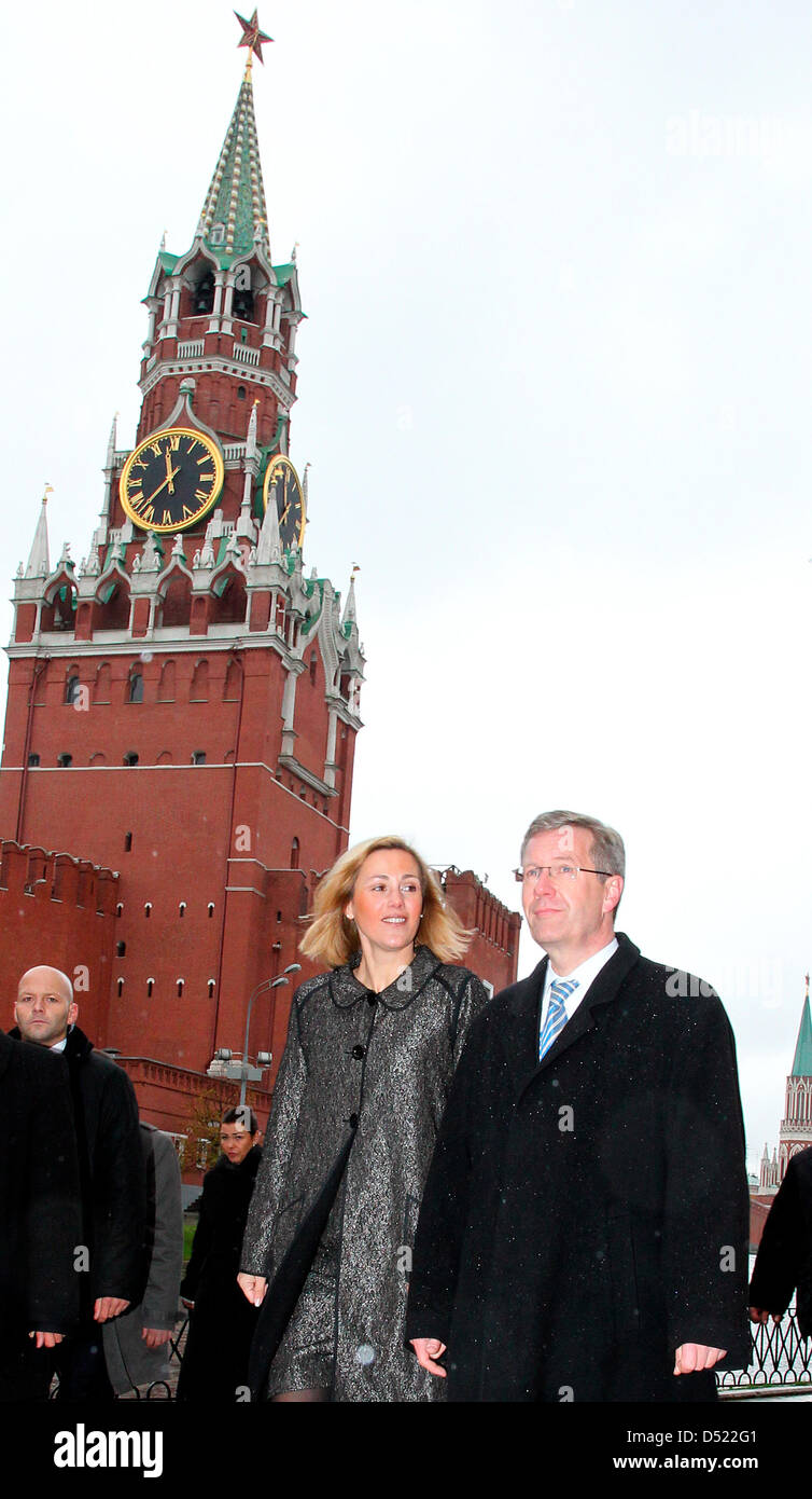 Bundespräsident Christian Wulff und seine Frau Bettina Kreuz dem Roten Platz in Moskau, Russland, 12. Oktober 2010. Wulff-Aufenthalte in Russland für einen 5-Tages-Staat zu besuchen. Foto: WOLFGANG KUMM Stockfoto