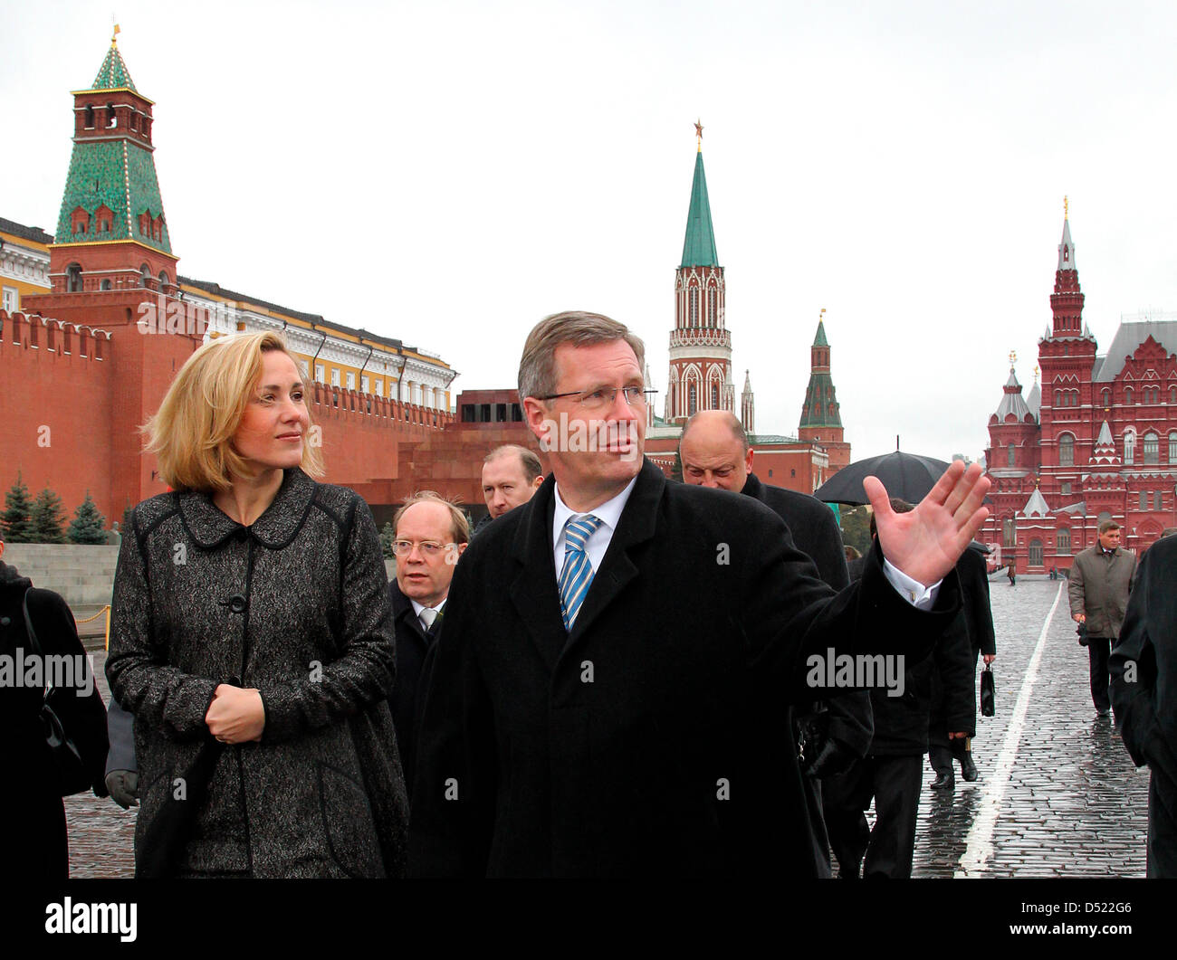 Bundespräsident Christian Wulff und seine Frau Bettina Kreuz dem Roten Platz in Moskau, Russland, 12. Oktober 2010. Wulff-Aufenthalte in Russland für einen 5-Tages-Staat zu besuchen. Foto: WOLFGANG KUMM Stockfoto