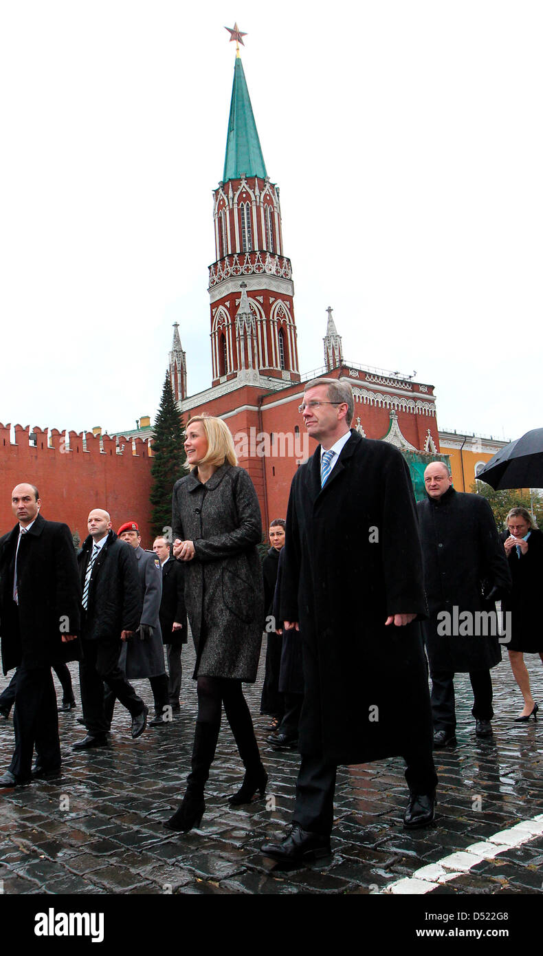 Bundespräsident Christian Wulff und seine Frau Bettina Kreuz dem Roten Platz in Moskau, Russland, 12. Oktober 2010. Wulff-Aufenthalte in Russland für einen 5-Tages-Staat zu besuchen. Foto: WOLFGANG KUMM Stockfoto