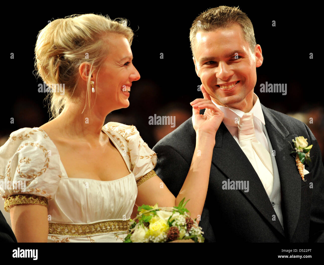 Bayerisch-sächsischen Brautpaar Christin Berger und Markus Huttner Lächeln vor ihrer Hochzeit in München, Deutschland, 12. Oktober 2010. Beide verheiratet zum gleichen Zeitpunkt wie König Ludwig i. von Bayern und Therese von Sachsen-Hildburghausen, die das Oktoberfest 200. Mal jährt. Foto: FRANK LEONHARDT Stockfoto