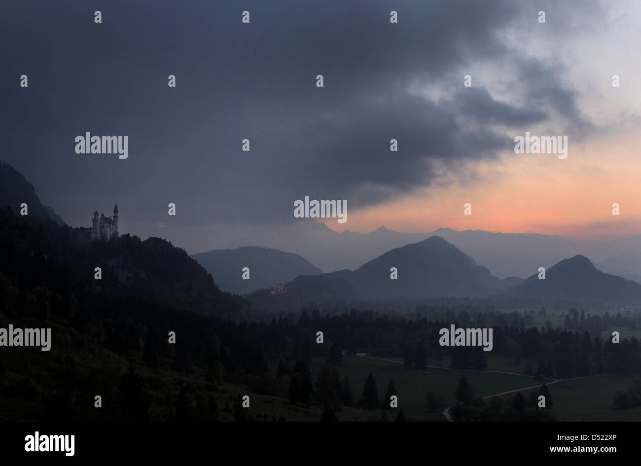 Nebel Nebelschwaden über das Schloss Neuschwanstein und Hohenschwangau Schlösser während des Sonnenuntergangs in der sogenannten "Königs-Ecke" in der Nähe von Hohenschwangau, Deutschland, 12. Oktober 2010. Foto: Karl-Josef Hildenbrand Stockfoto