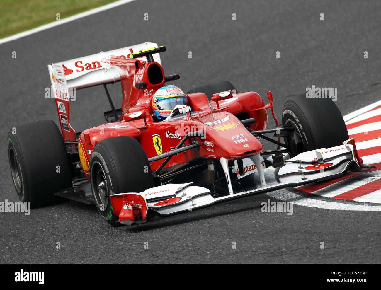 Spanische Fahrer Fernando Alonso Ferrari ist auf der Rennstrecke vor dem Start des Grand Prix von Japan auf dem Suzuka Circuit in Suzuka, Japan, 8. Oktober 2010. Foto: Jens Büttner Stockfoto