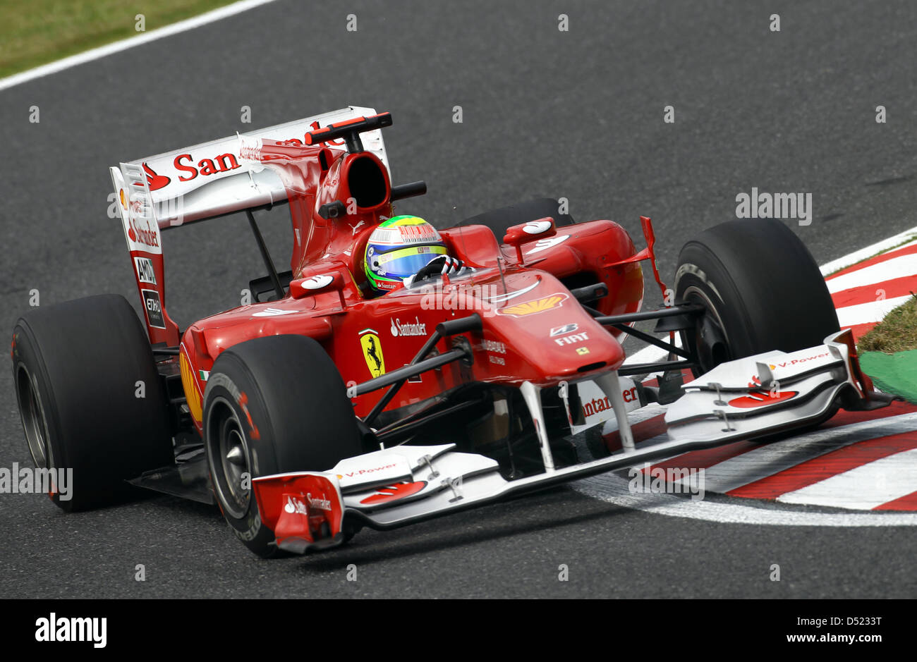 Brasilianische Fahrer Felipe Massa Ferrari ist auf der Rennstrecke vor dem Start des Grand Prix von Japan auf dem Suzuka Circuit in Suzuka, Japan, 8. Oktober 2010. Foto: Jens Büttner Stockfoto