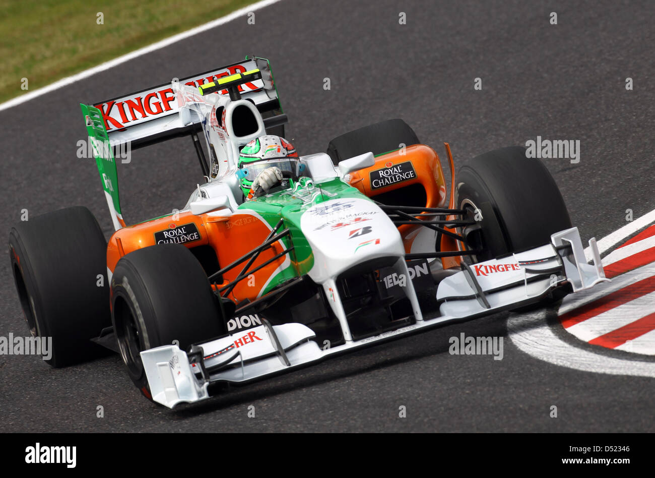 Italienische Fahrer Vitantonio Liuzzi für Force India ist auf der Rennstrecke vor dem Start des Grand Prix von Japan auf dem Suzuka Circuit in Suzuka, Japan, 8. Oktober 2010. Foto: Jens Büttner Stockfoto