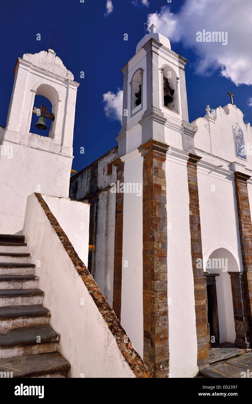 Portugal, Alentejo: Bell Turm das Museu Fresco und Detail der Pfarrei Kirche Nossa Senhora da Lagoa in Monsaraz Stockfoto