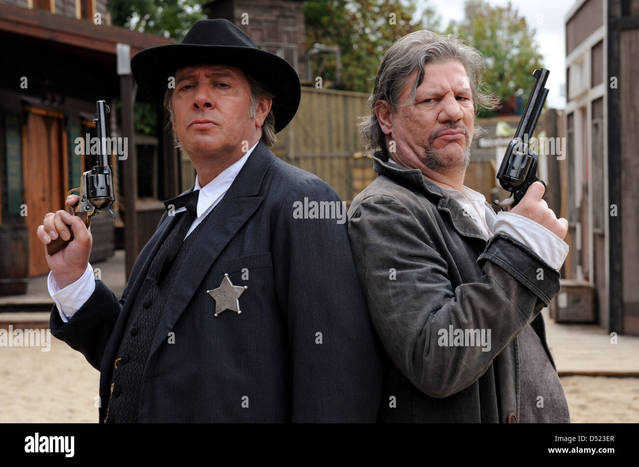 Schauspieler Jan Fedder als Sheriff Clint (L) und Claude Oliver Rudolph als Frank Miller stellen für die Presse während eines Shootings der deutschen Serie "Grossstadrevier" in Bad Segeberg, Deutschland, 14. Oktober 2010. Die 300. Folge wurde als ein Western gedreht und soll am 10. Januar 2011 in der ARD (erste deutsche Fernsehen) ausgestrahlt. Foto: Angelika Warmuth Stockfoto