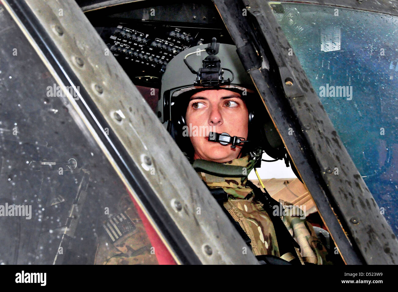 US Army Chief Warrant Officer Bethany Bump führt ihr Preflight-Check in einem UH-60 Black Hawk Hubschrauber vor einer Mission 13. März 2013 in Jalalabad Flugplatz in der afghanischen Provinz Nangarhar. Stockfoto