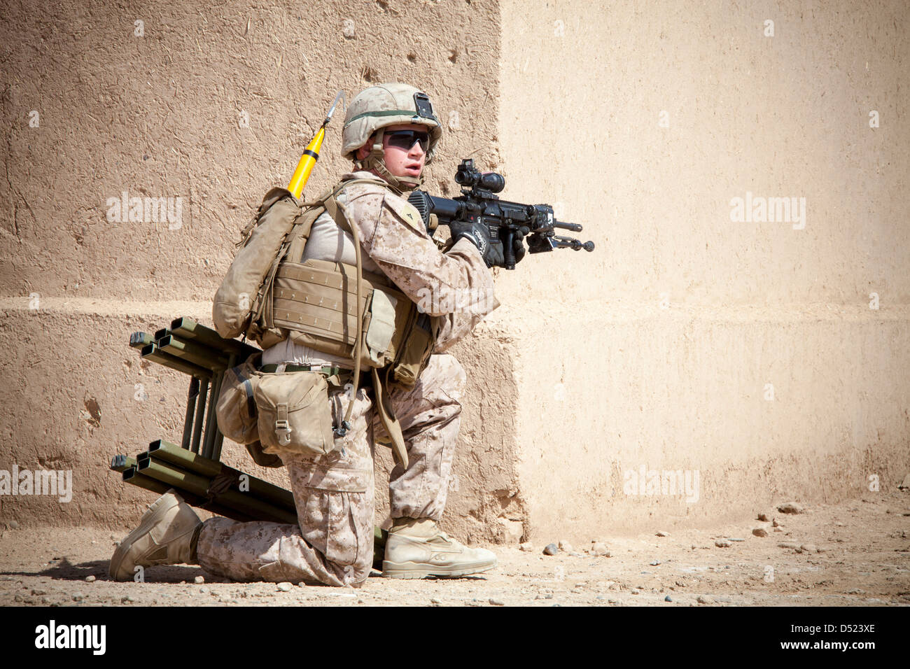 Ein US-Marine Corps wacht während einer Übung 3 März 201 im Camp Bastion, Provinz Helmand, Afghanistan. Stockfoto