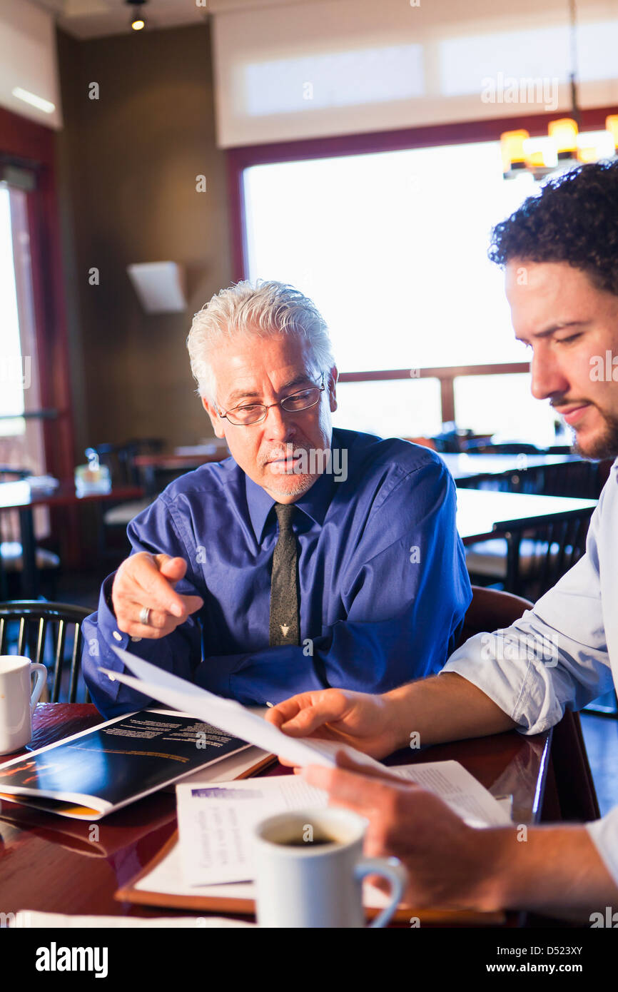Geschäftsleute sprechen im café Stockfoto
