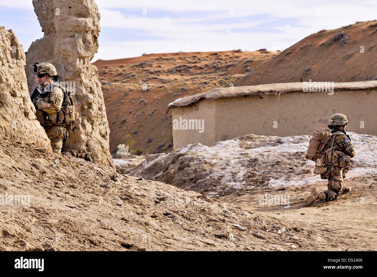 Frauen-Soldaten des 519th Military Intelligence Battalion sichern eine afghanische Verbindung während der Operation Southern Faust III 3. März 2013 in den Bezirk von Spin Boldak, Provinz Kandahar, Afghanistan. Stockfoto