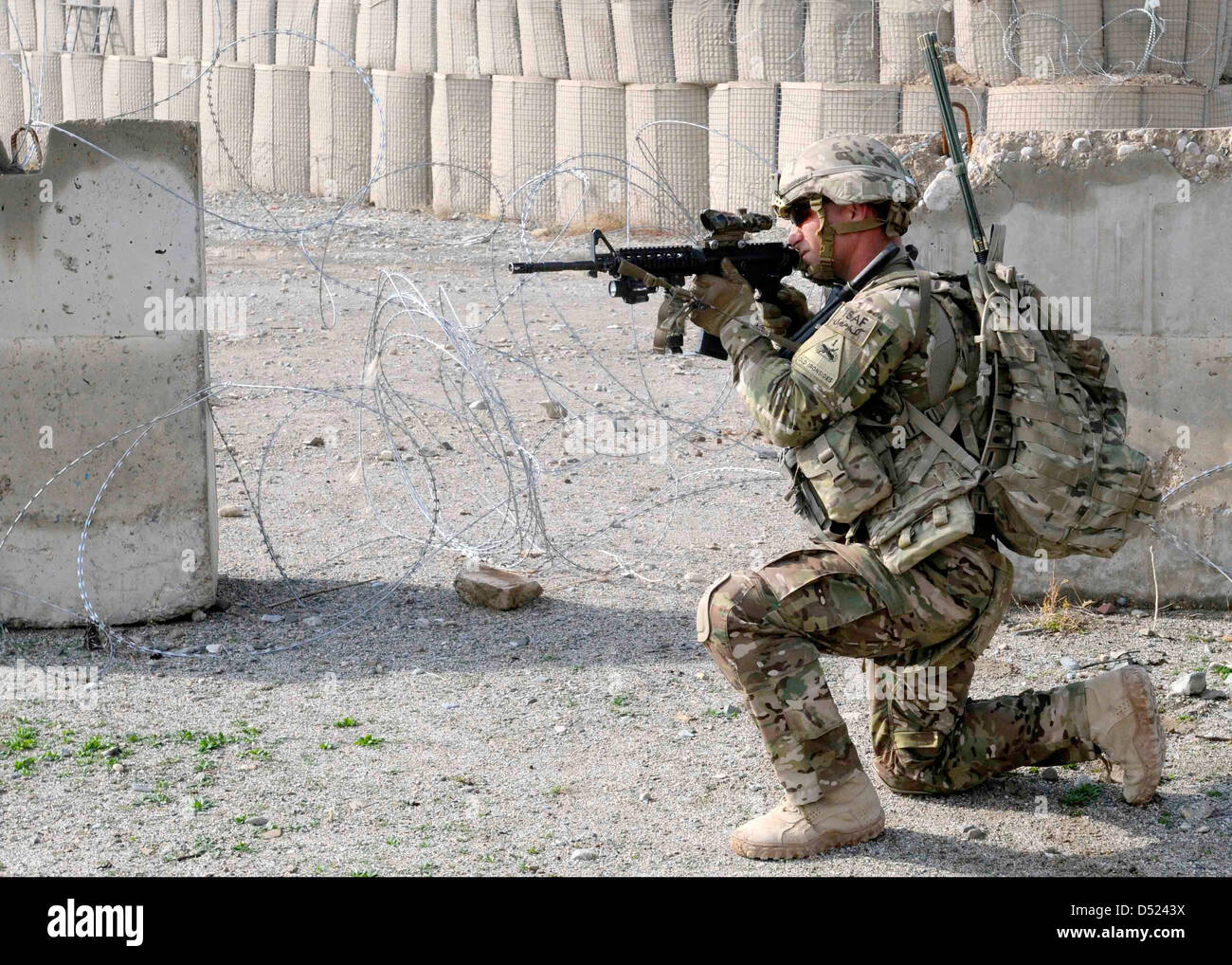 Soldat der US-Armee hält Sicherheit während einer Patrouille in einem Dorf in der Nähe von Combat Outpost Jannat 22. Februar 2013 in der Provinz Kandahar, Afghanistan. Stockfoto