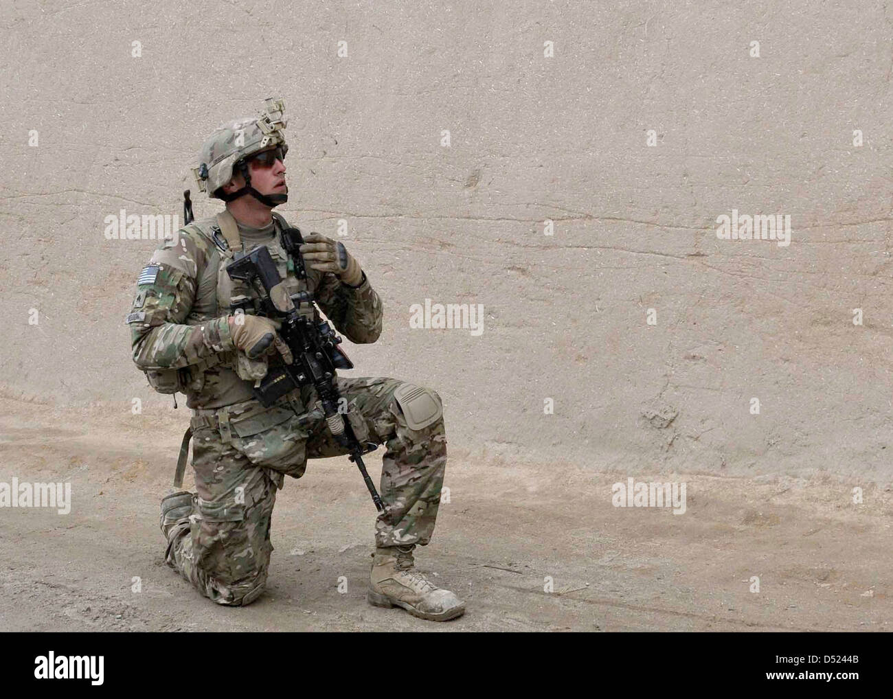 Soldat der US-Armee hält Sicherheit während einer Patrouille in einem Dorf in der Nähe von Combat Outpost Jannat 22. Februar 2013 in der Provinz Kandahar, Afghanistan. Stockfoto