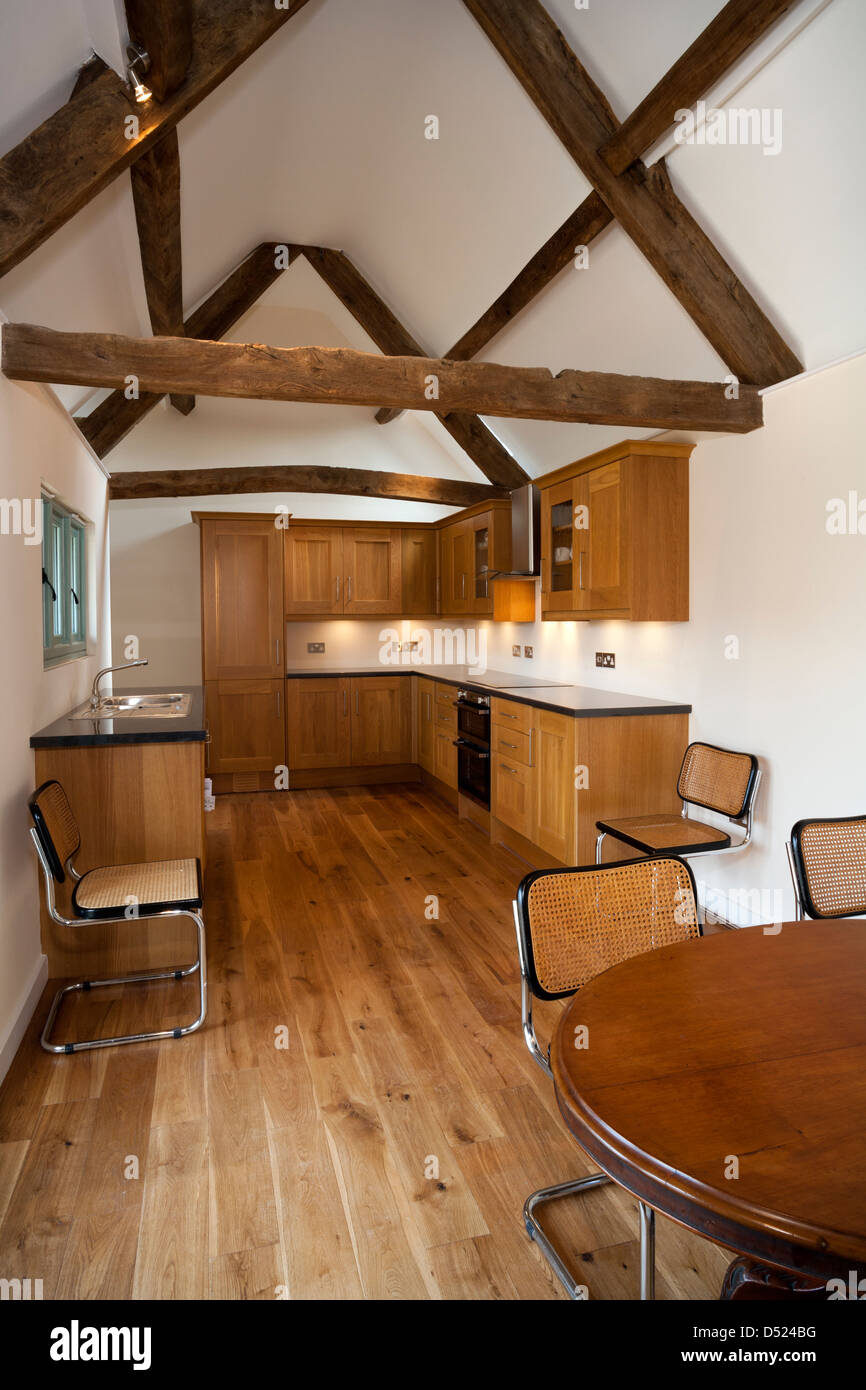 Eine leere Küche mit Balken und eine hohe Decke in einen freien unbewohnten Haus. Stockfoto