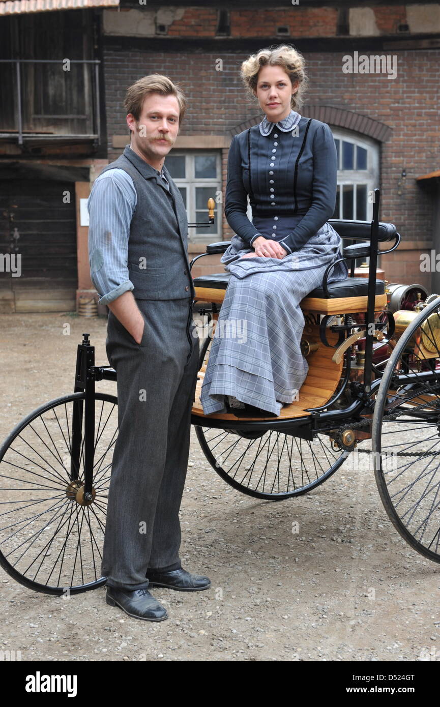 Deutsche Schauspieler Ken Duken als Carl Benz (L) und Felicitas Woll als Bertha Benz (R) darstellen, während der Dreharbeiten der deutschen TV-Drama "Carl & Bertha" in Neuried-Ichenheim, Deutschland, 15. Oktober 2010. Der Film ist auf die Erfindung des Automobils und einer großen Liebesgeschichte. Foto: ROLD HAID Stockfoto