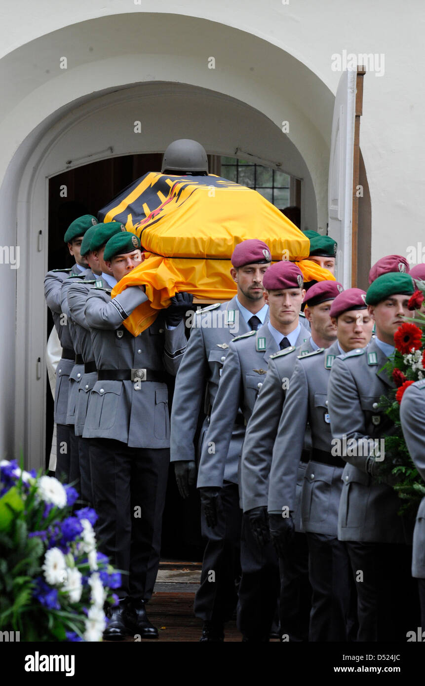 Soldaten tragen den Sarg der Bundeswehr (Bundeswehr) Oberfeldwebel Florian Pauli aus der St. Lamberti Kirche in Selsingen, Deutschland, 15. Oktober 2010. Die 26 Jahre alte deutsche Fallschirmjäger wurde am 8. Oktober 2010 durch einen Sprengsatz in Baghlan Provinz Afghanistans getötet. Foto: FABIAN BIMMER Stockfoto