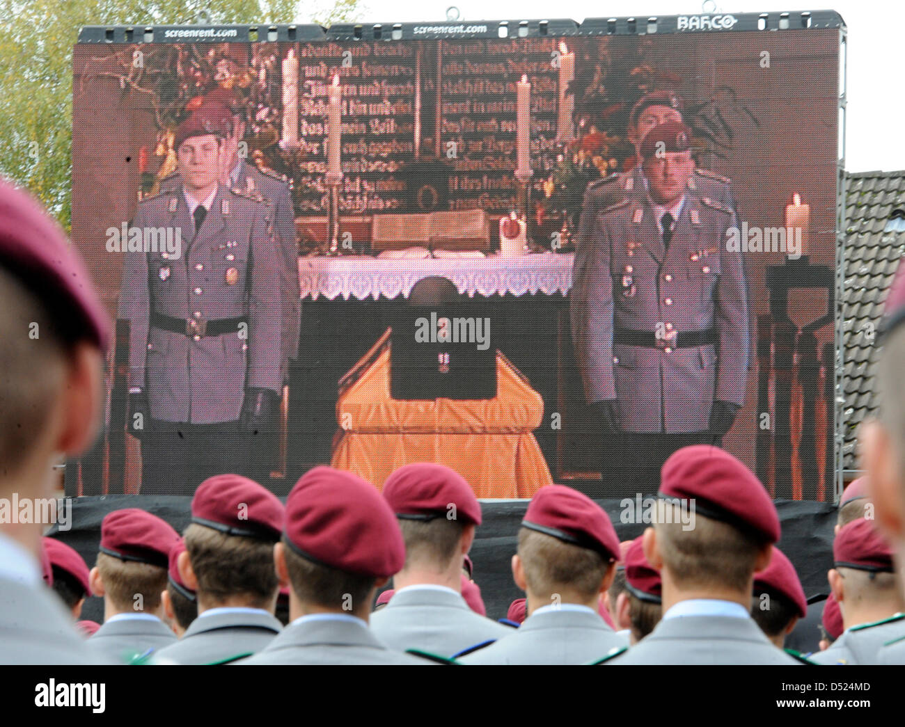 Soldaten sehen die Trauerfeier für Bundeswehr (Bundeswehr) Oberfeldwebel Florian Pauli auf einem Bildschirm außerhalb der St. Lamberti Kirche in Selsingen, Deutschland, 15. Oktober 2010. Die 26 Jahre alte deutsche Fallschirmjäger wurde am 8. Oktober 2010 durch einen Sprengsatz in Baghlan Provinz Afghanistans getötet. Foto: FABIAN BIMMER Stockfoto