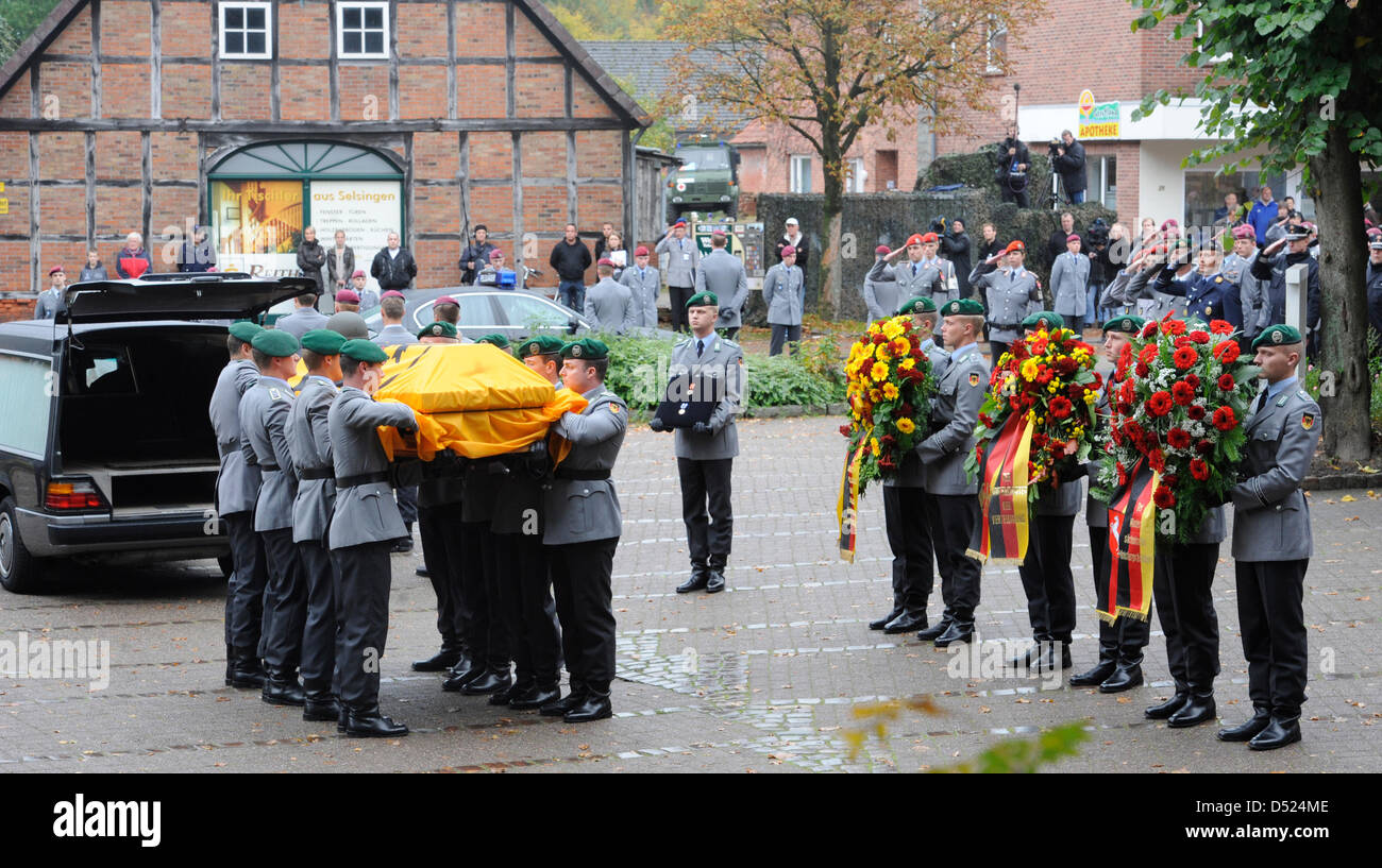 Soldaten tragen den Sarg der Bundeswehr (Bundeswehr) Oberfeldwebel Florian Pauli zu einem Leichenwagen außerhalb der St. Lamberti Kirche in Selsingen, Deutschland, 15. Oktober 2010. Die 26 Jahre alte deutsche Fallschirmjäger wurde am 8. Oktober 2010 durch einen Sprengsatz in Baghlan Provinz Afghanistans getötet. Foto: FABIAN BIMMER Stockfoto