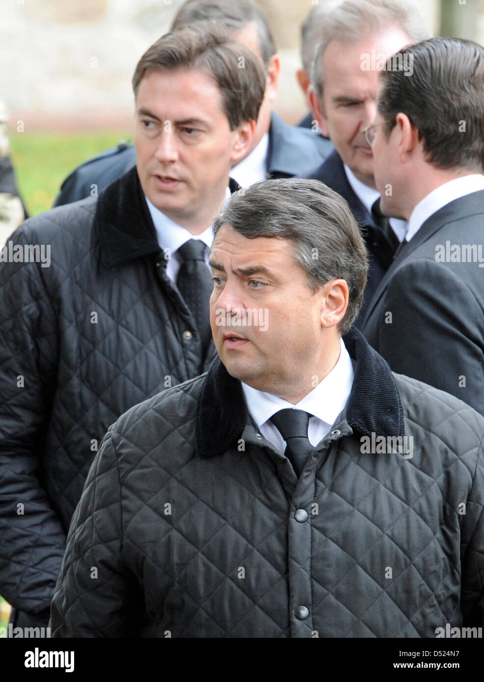 Nach der Trauerfeier für Bundeswehr (Bundeswehr) Oberfeldwebel Florian Pauli verlassen SPD-Vorsitzende Sigmar Gabriel (unten) und unteren sächsische Ministerpräsident David McAllister (2 L) die St. Lamberti Kirche in Selsingen, Deutschland, 15. Oktober 2010. Die 26 Jahre alte deutsche Fallschirmjäger wurde am 8. Oktober 2010 durch einen Sprengsatz in Baghlan Provinz Afghanistans getötet. Foto: FABIA Stockfoto