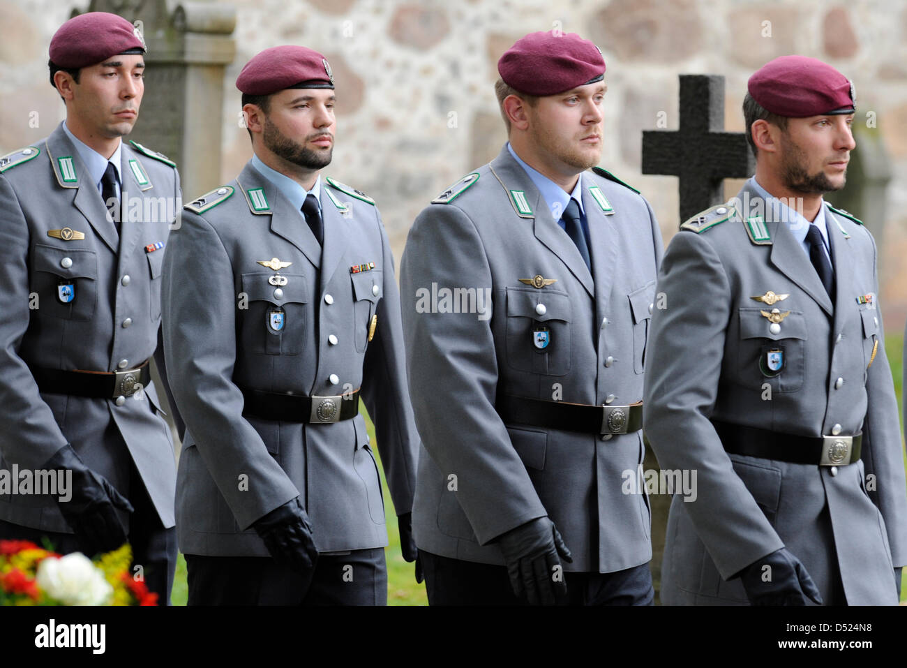 Nach der Trauerfeier für Bundeswehr (Bundeswehr) Oberfeldwebel Florian Pauli verlassen Soldaten die St. Lamberti Kirche in Selsingen, Deutschland, 15. Oktober 2010. Die 26 Jahre alte deutsche Fallschirmjäger wurde am 8. Oktober 2010 durch einen Sprengsatz in Baghlan Provinz Afghanistans getötet. Foto: FABIAN BIMMER Stockfoto