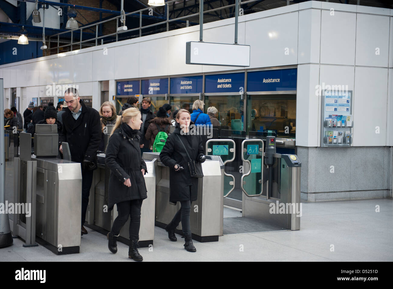 Ticket-Barrieren bei der u-Bahnstation Earls Court Stockfoto