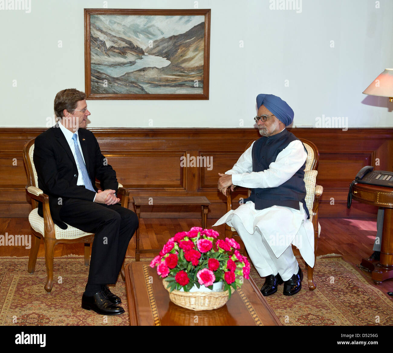 Premierminister von Indien, Manmohan Singh (R) und der deutsche Außenminister Guido Westerwelle in New Delhi, Indien, 18. Oktober 2010 sprechen. Westerwelle bleibt bis 19 Oktober in Indien. Foto: SOEREN STACHE Stockfoto