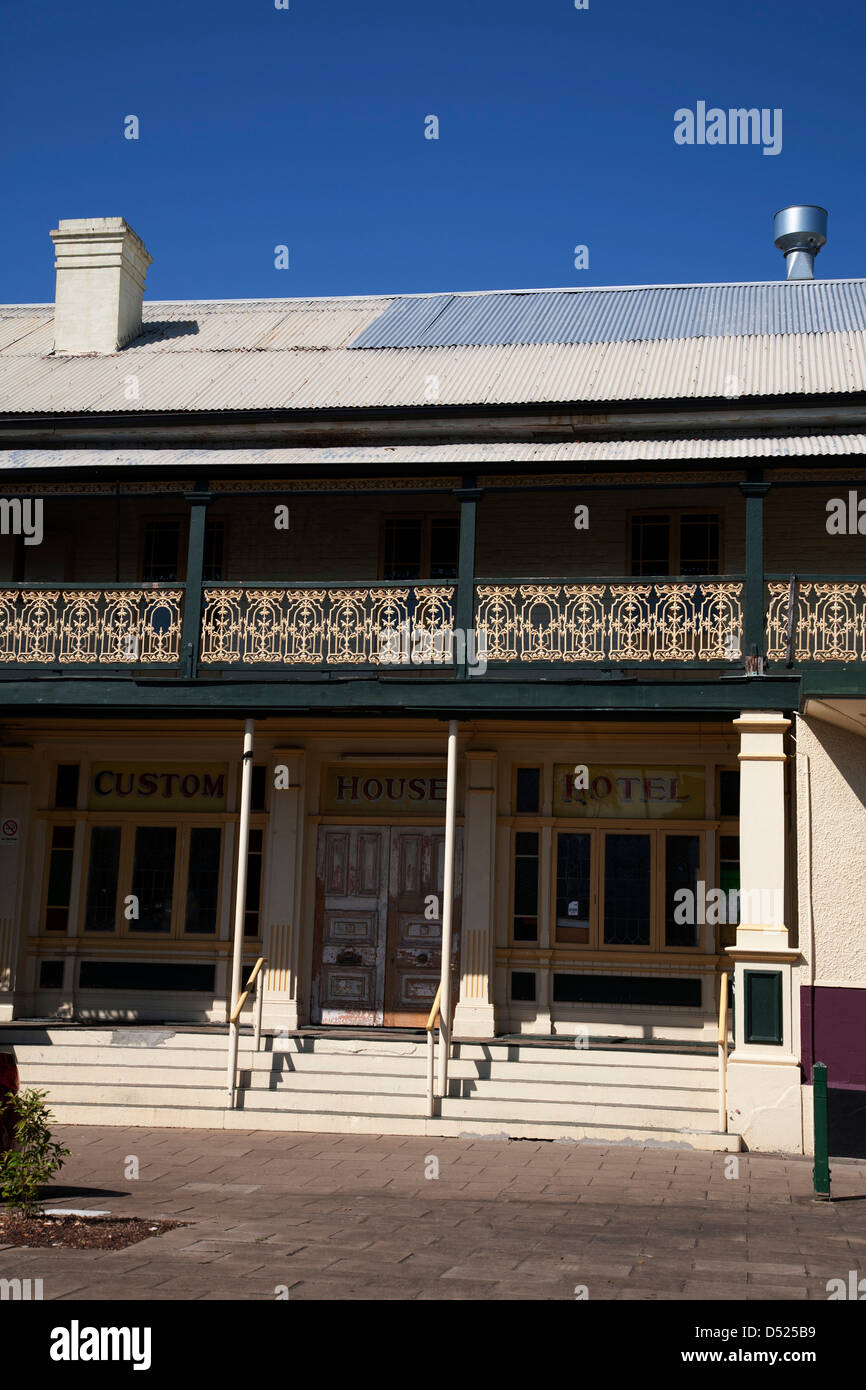 Stufen führen zu einem der vielen historischen Hotels gefunden in Maryborough Queensland Australien Stockfoto