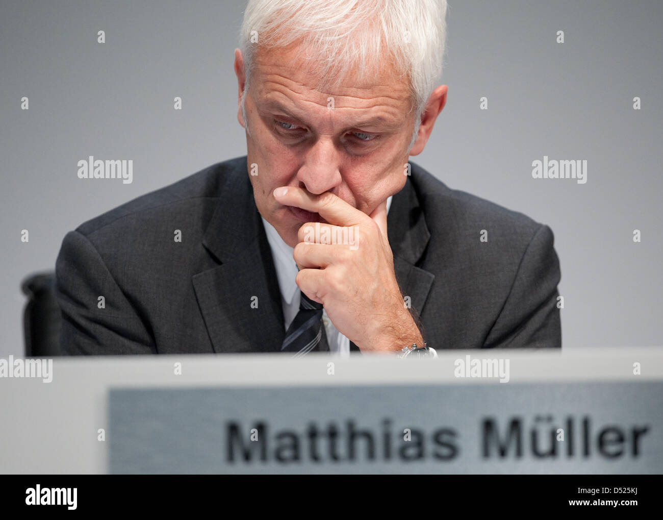 Porsche SE Vorstand Matthias Mueller betreut das Unternehmen Bilanz-Pressekonferenz in Stuttgart, Deutschland, 19. Oktober 2010. Die deutsche Autobauer bietet einen Ausblick auf die Fusion mit Volkswagen (VW) und Porsche Zukunftsstrategien. Foto: Uwe Anspach Stockfoto