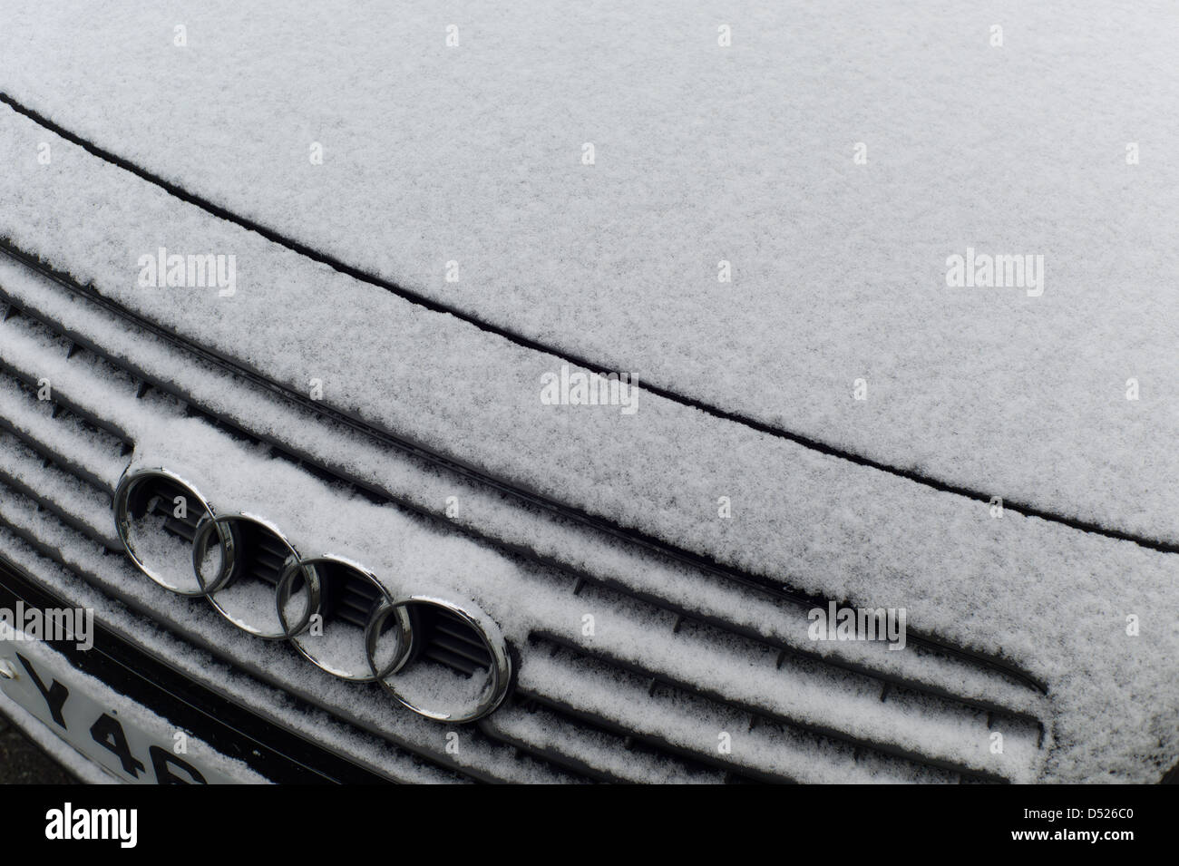 Verschneite motorhaube -Fotos und -Bildmaterial in hoher Auflösung – Alamy