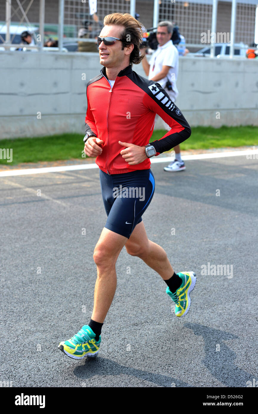 Italienische Fahrer Jarno Trulli von Lotus joggt auf der Rennstrecke in Yeongam, Südkorea, 21. Oktober 2010. Am 24. Oktober 2010 findet die grossen Preis von Korea in Yeongam. Foto: David Ebener Stockfoto