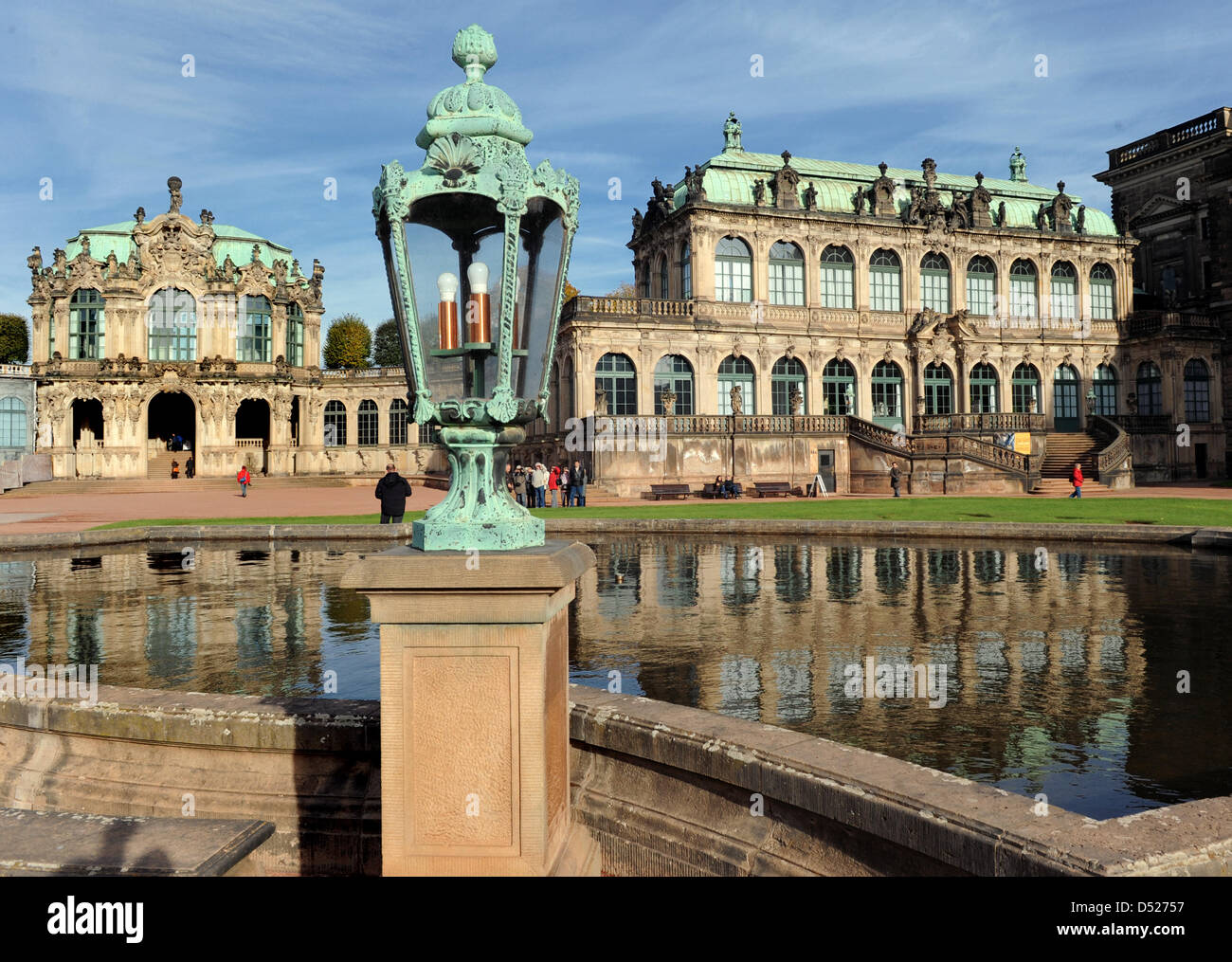 Deutscher Filmemacher Dieter Wedel liefert eine Pressekonferenz über seine Pläne als künstlerischer Direktor des 2011 Festival der Zwinger in Dresden, Deutschland, 22. Oktober 2010. Der Platz vor der Dresdner Zwinger wird die Kulisse für das Festival vom 05 bis 21 August 2011 sein. Foto: MATTHIAS HIEKEL Stockfoto