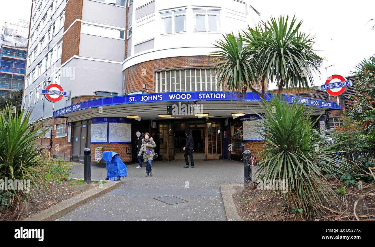 Pendler am St. Johns Wood unterirdischen Bahnhof in London Stockfoto